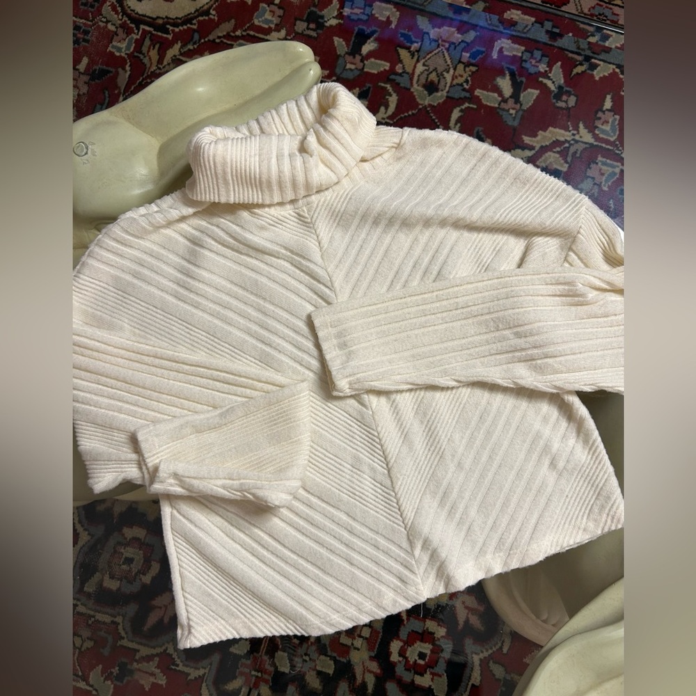 White turtle neck sweater